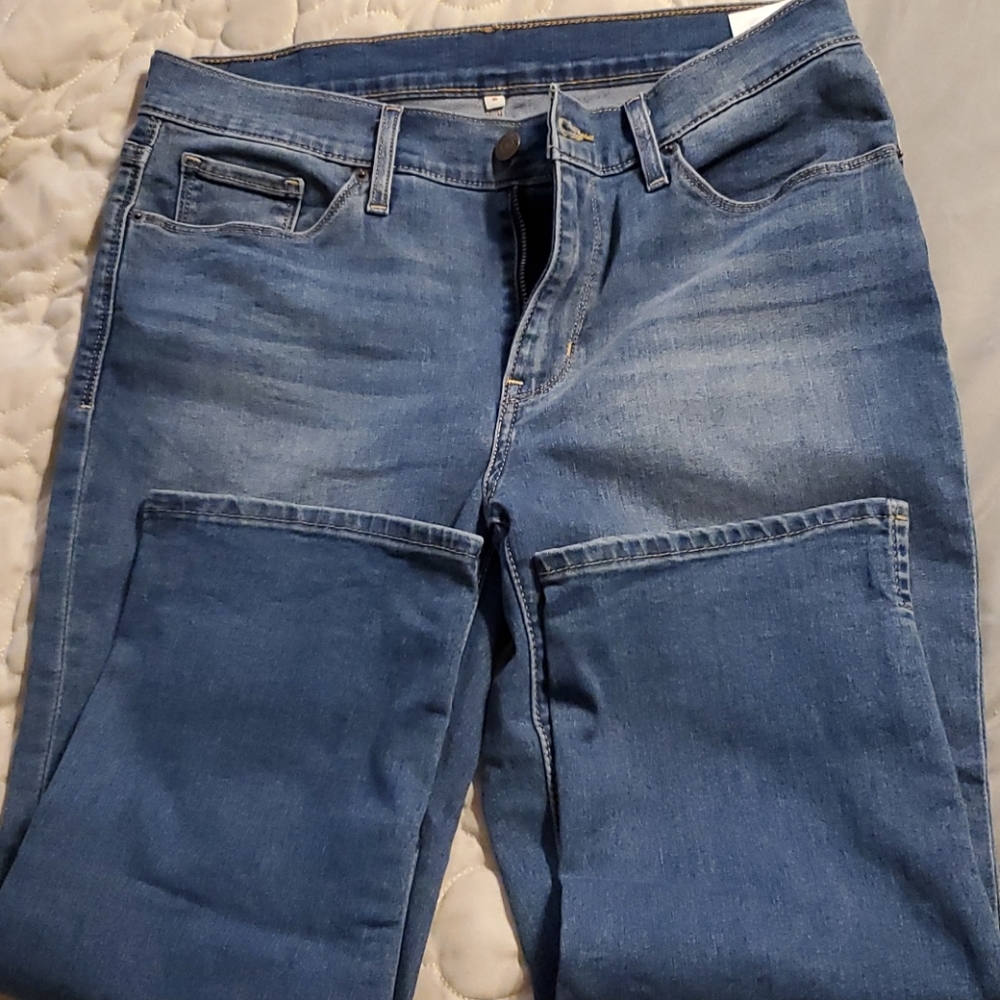 Womens Levi cropped size 8